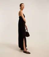 Vestido largo de corte evasé confeccionado en crepé color verde oliva. Presenta escote corazón, breteles finos ajustables, espalda con lastex y tajo lateral en el ruedo.