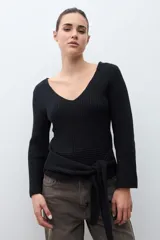 Sweater de punto acanalado color rojo, con escote en V, mangas largas acampanadas y lazo ajustable en la cintura.