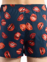 Bóxer Kevingston de algodón blanco con estampado integral de labios rojos. Cuenta con cintura elastizada y etiqueta de la marca en el frente.