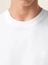 Remera blanca de algodón con logo bordado en el pecho.