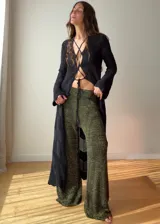 Pantalón acampanado de lurex y viscosa color verde oliva con brillo, con tajo pequeño a los costados.