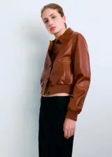 Jeans negros de corte recto y tiro medio con diseño clásico de cinco bolsillos y presillas para cinturón.