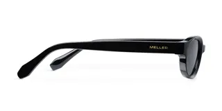 Lentes de sol con montura ovalada de diseño minimalista en color negro. Cuentan con lentes polarizadas con protección UV400 y recubrimiento resistente a rayaduras.