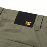 Pantalon utilitario de corte regular, color verde oliva, con cierre de cremallera y botón, bolsillos laterales, bolsillos traseros y bolsillo lateral en el muslo.
