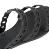 Ojotas negras con tres tiras gruesas con diseño de eslabones.