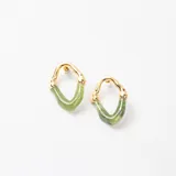 Caravanas de diseño geométrico con estructura metálica dorada y pieza de resina en color verde con destellos brillantes.