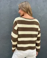 Sweater de punto a rayas horizontales marrones y beige, con cuello redondo y mangas largas.