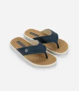 Ojotas Cartago para hombre con tiras anchas de color azul marino y plantilla texturizada color tostado. Presentan diseño ergonómico con logo de la marca en la tira y en la base.