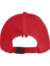 Gorra de béisbol roja de algodón con logo TH bordado en azul en el frente.