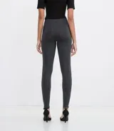 Pantalón tipo legging de corte ajustado, con detalle de elásticos laterales en la cintura.
