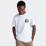 Remera blanca de algodón con cuello redondo y manga corta. Estampado en el pecho con el logo de Converse y un árbol.