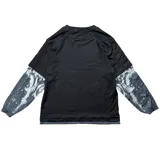 Remera de manga larga con diseño de doble capa, que combina una remera de manga corta negra con estampado gráfico gótico en el frente y mangas largas integradas con estampado abstracto en tonos grises.