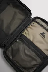 Mochila negra de tejido técnico con compartimento principal con cierre de cremallera y dos compartimentos internos con cierre de cremallera. Bolsillo frontal con cierre de cremallera, asa de mano, asa de hombro ajustable y extraíble, y dos asas de hombro acolchadas y ajustables con cinta con hebilla de liberación rápida.