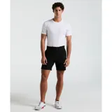 Bermuda de gabardina color negro, corte recto y largo a la rodilla.