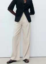 Pantalón de tiro medio confeccionado en mezcla de lino y viscosa, con diseño de pernera recta, bolsillos laterales y cierre frontal de cremallera y botón con efecto carey.