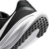 Championes de running Nike modelo Revolution 8, color negro con el icónico logo de la marca en blanco en el lateral y suela blanca de amortiguación.