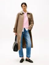 Pantalón de jean de corte recto, color azul, con talle alto y largo tobillero.