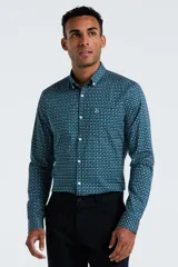 Camisa de manga larga para hombre, color azul oscuro con un microestampado geométrico en tonos turquesa y blanco. Presenta cuello button-down con botones blancos y un pequeño logo bordado en el pecho.