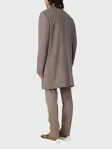 Abrigo largo color marrón claro, de corte recto, con cuello mao y cierre frontal con botones. Tiene bolsillos laterales con solapa y está confeccionado en lana y cachemira.