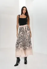 Pantalón de corte amplio y fluido con estampado animal print en tonos beige y negro. Presenta cintura alta con lazo ajustable del mismo tejido y diseño de pierna ancha.