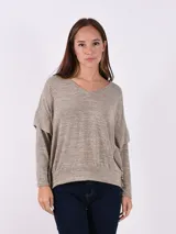 Buzo de tejido de punto fino color gris melange, con escote en V, mangas largas con detalle de volado en los hombros y corte holgado.