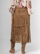 Falda larga de gamuza color marrón, con múltiples capas de flecos largos que le dan mucho movimiento.