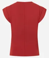 Blusa de viscosa color marrón oscuro, de corte ajustado, con cuello redondo, sin mangas y diseño con pliegues en los hombros.