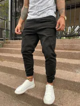 Pantalón babucha negro de gabardina con cintura elástica y bolsillos laterales.