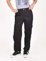 Pantalón cargo negro de corte recto, con bolsillos laterales y bolsillos cargo en los muslos. Cierre de botón y cremallera.