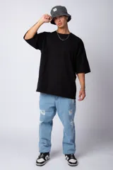 Remera de corte oversize, color blanco, con cuello redondo y mangas cortas amplias.