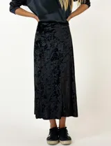 Pollera midi de terciopelo azul con corte evasé en gajos.