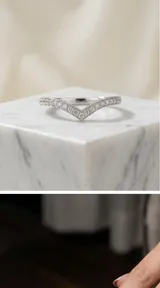 Anillo de acero con diseño en forma de V, engastado con pequeñas circonias brillantes a lo largo de toda la superficie superior.