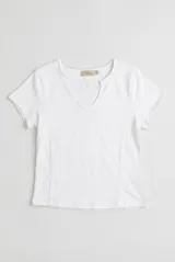 Remera de manga corta color beige, con escote en V y diseño básico ajustado al cuerpo.