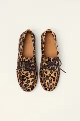 Mocasín tipo boat shoe color marrón, confeccionado en cuero, con cordones de cuero marrón y cordones decorativos azules.