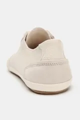 Zapatillas tipo deportiva Barefoot confeccionadas en serraje de color beige, con diseño de puntera amplia y suela flexible. Cuentan con detalles de pespuntes, cordones al tono y refuerzo en contraste en la parte trasera.