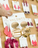 Aros colgantes dorados con forma geométrica.