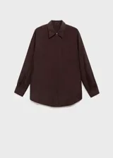 Camisa oversize de seda marrón, con manga larga, cuello camisero y cierre delantero con botones ocultos.