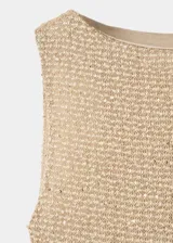 Vestido midi de silueta recta color dorado, con cuello barca, sin mangas y diseño confeccionado en tejido con hilo metálico y lentejuelas.