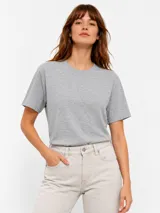 Remera de manga corta y cuello redondo color gris melange, de diseño clásico y ajuste relajado.