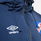 Campera de abrigo con capucha, diseño en bloques de color azul, rojo y blanco. Presenta cierre frontal, bolsillos laterales y el escudo del Club Nacional de Football junto al logo de Umbro en el pecho.