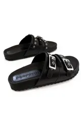 Sandalias negras de cuero con doble tira y hebillas plateadas.