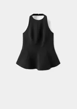 Top peplum negro con cuello halter, sin mangas y diseño entallado.