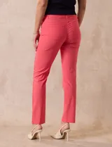 Pantalón negro de gabardina elastizada marca Tahari, corte slim, con pretina con pasadores, cierre y broche interno. Delantera y trasera con bolsillos.