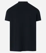 Remera básica de hombre con cuello redondo y mangas cortas, confeccionada en algodón. Presenta un corte regular que se ajusta de forma anatómica al cuerpo.