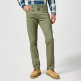 Pantalón de gabardina verde oliva, marca Wrangler, modelo Larston, corte slim tapered y cinco bolsillos.