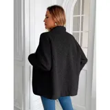 Campera de corderito color blanco, con cuello alto, cierre frontal completo y un bolsillo en el pecho con cierre.