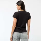 Camiseta negra de algodón con escote en V cruzado y detalle de nudo lateral en la cintura. Presenta mangas cortas y un corte ajustado.
