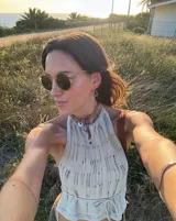 Aros colgantes con diseño orgánico inspirado en corales naturales, con acabado metálico brillante y cierre de perno con mariposa.