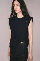Top de punto negro con cuello redondo, manga sisa, hombreras y detalle de pliegues en la parte delantera.