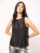 Musculosa negra con brillo, de lino, sin mangas, escote redondo y largo por arriba de la cadera.